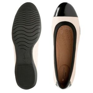 Unstructured by Clarks Tan & Black Flats